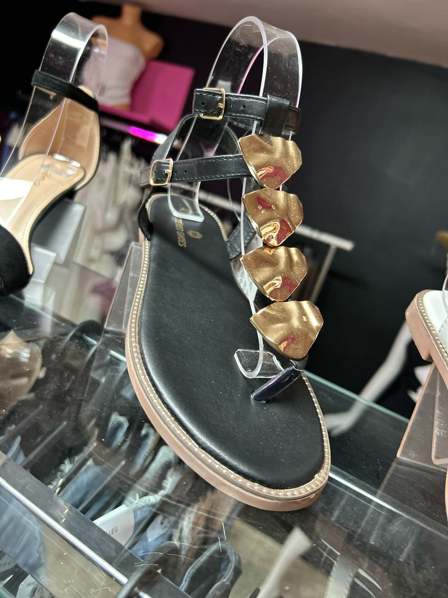 sandalias planas con detalle de hoja metálica en dorado