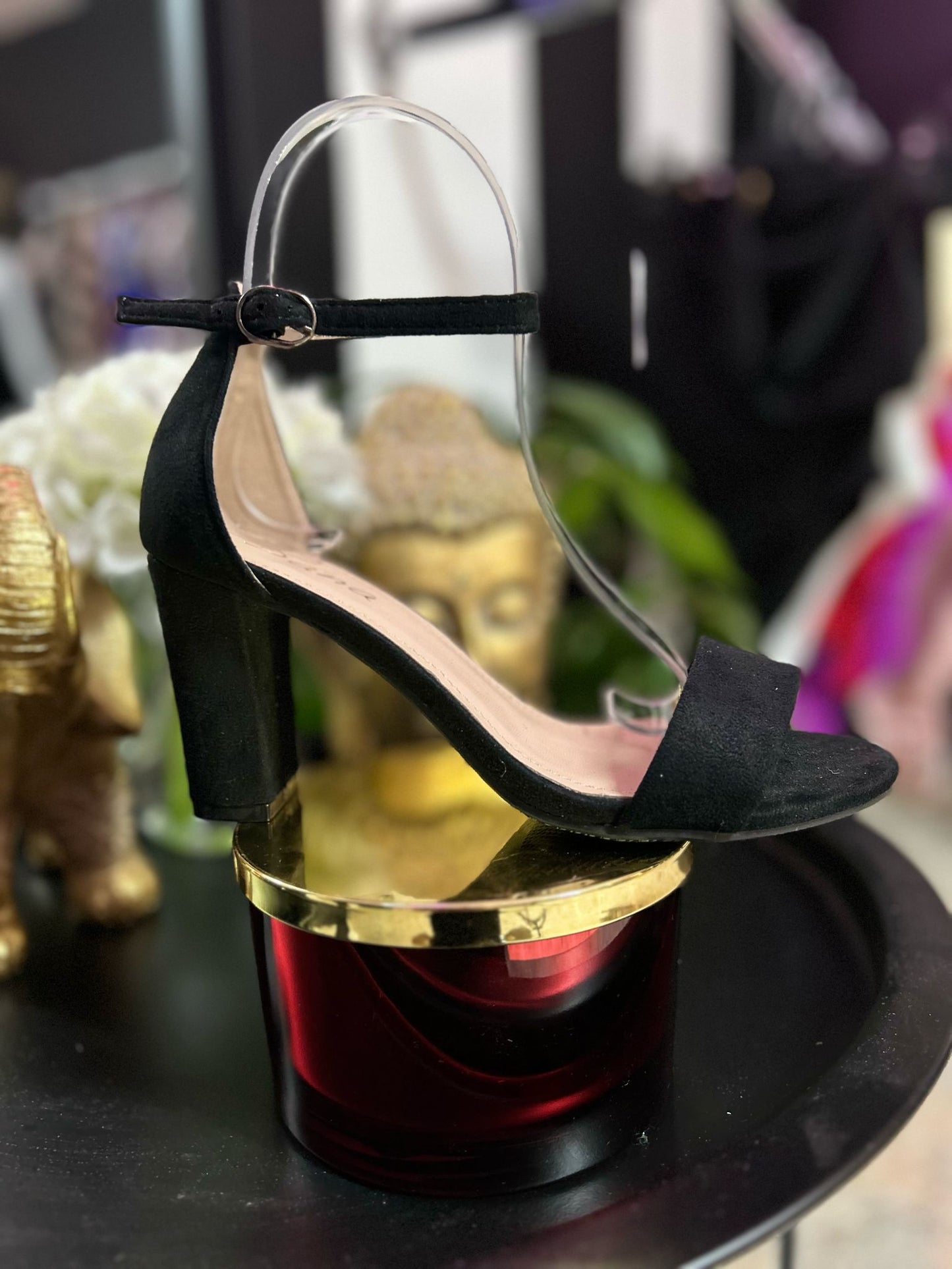 sandalias planas con detalle de hoja metálica en dorado