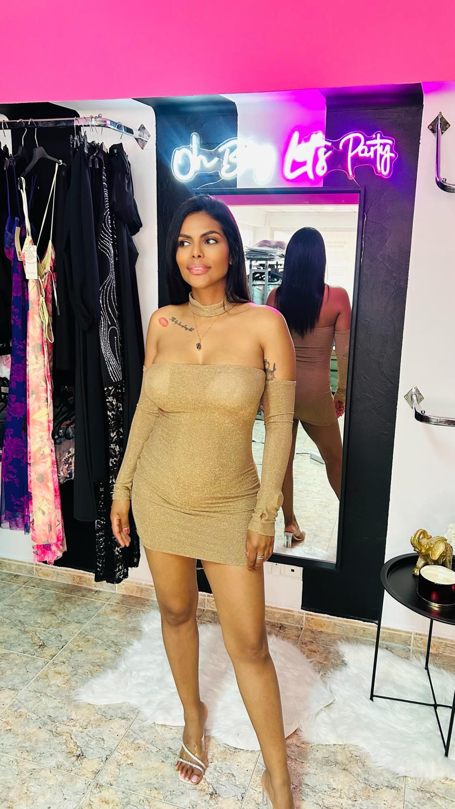 Vestido dorado corto con mangas y choker ref 0049