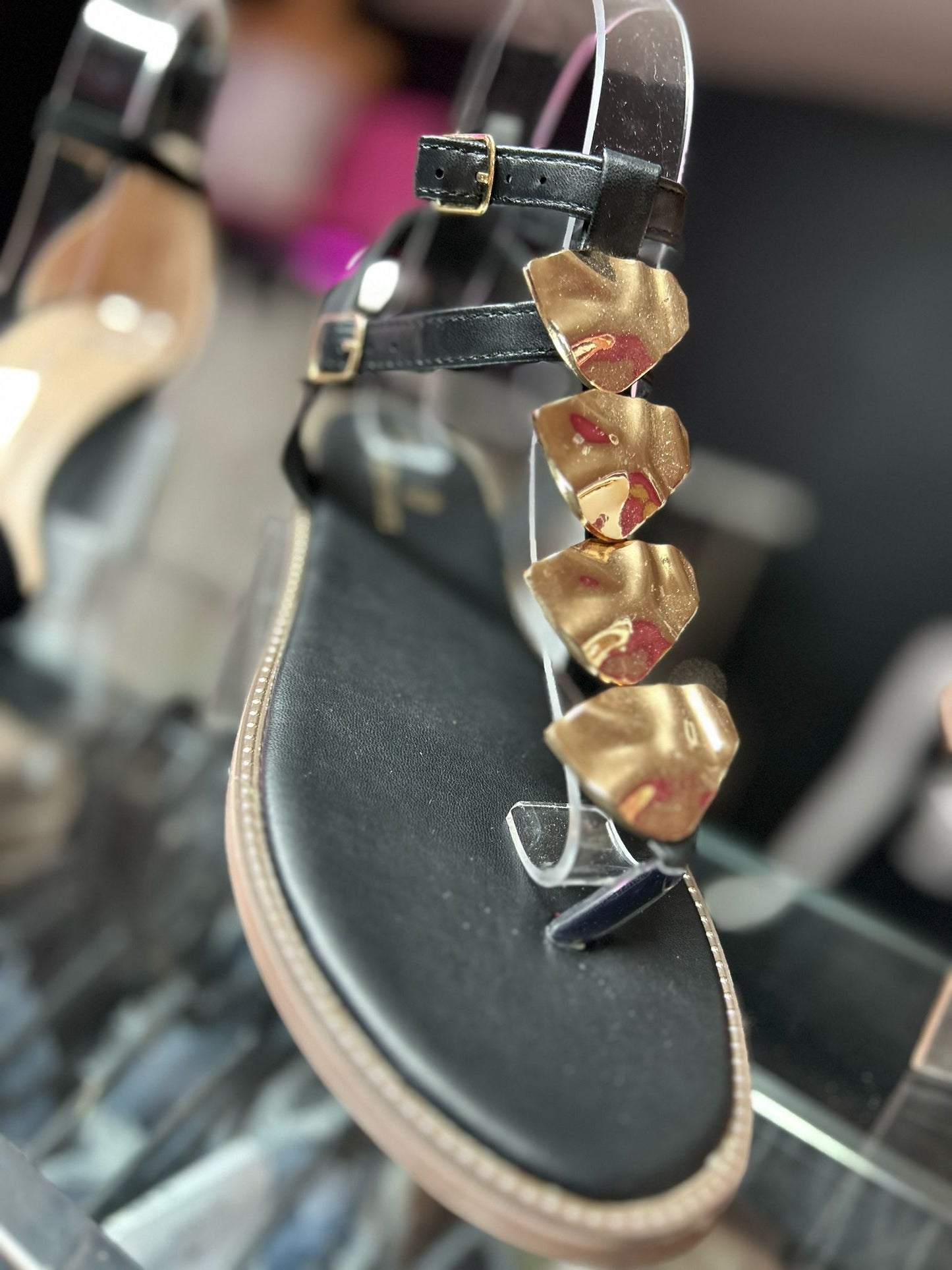 sandalias planas con detalle de hoja metálica en dorado