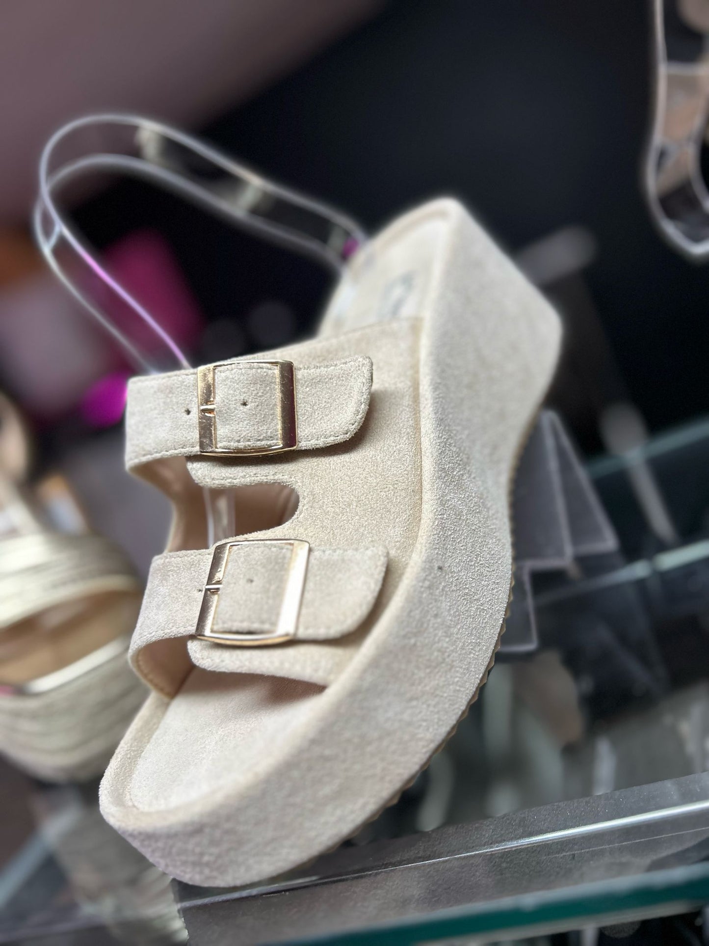 hermosa sandalia color nude en plataforma con detalles en dorado