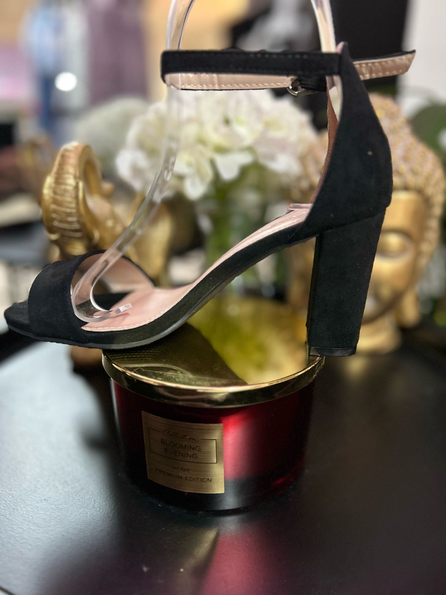 sandalias planas con detalle de hoja metálica en dorado