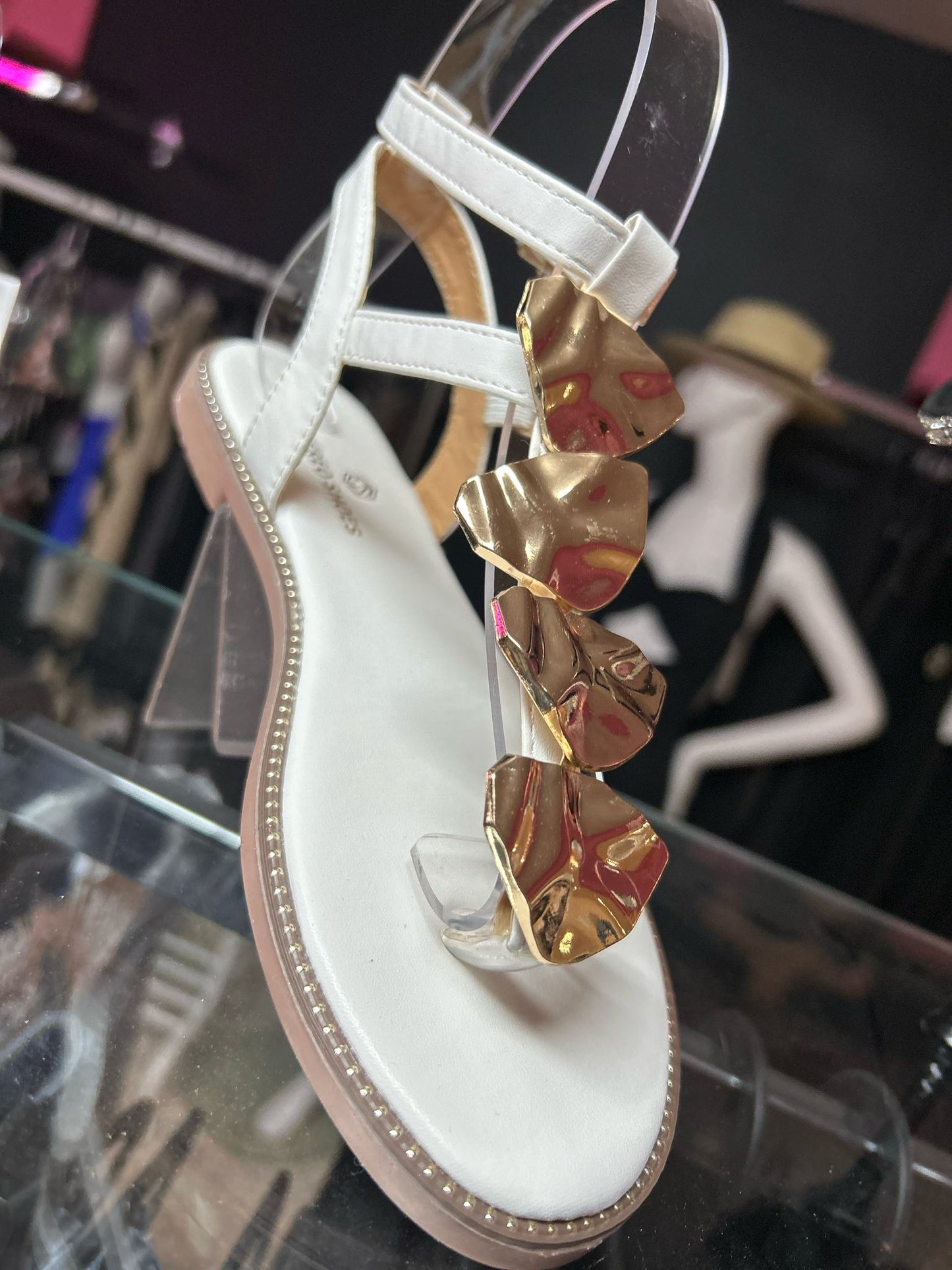 sandalias planas con detalle  de hoja metálica en dorado