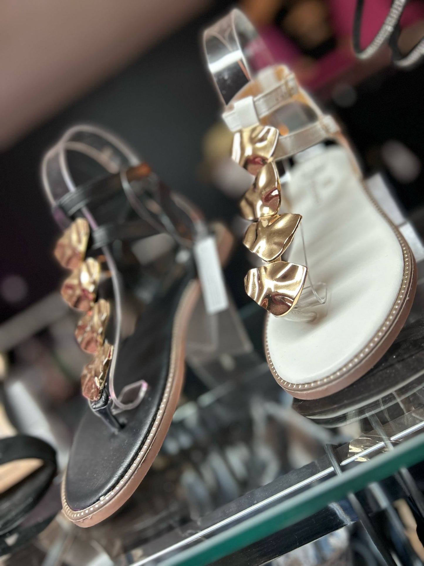 sandalias planas con detalle  de hoja metálica en dorado