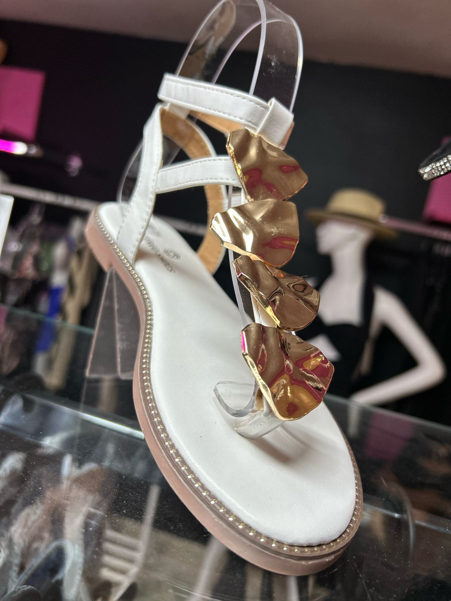 sandalias planas con detalle  de hoja metálica en dorado