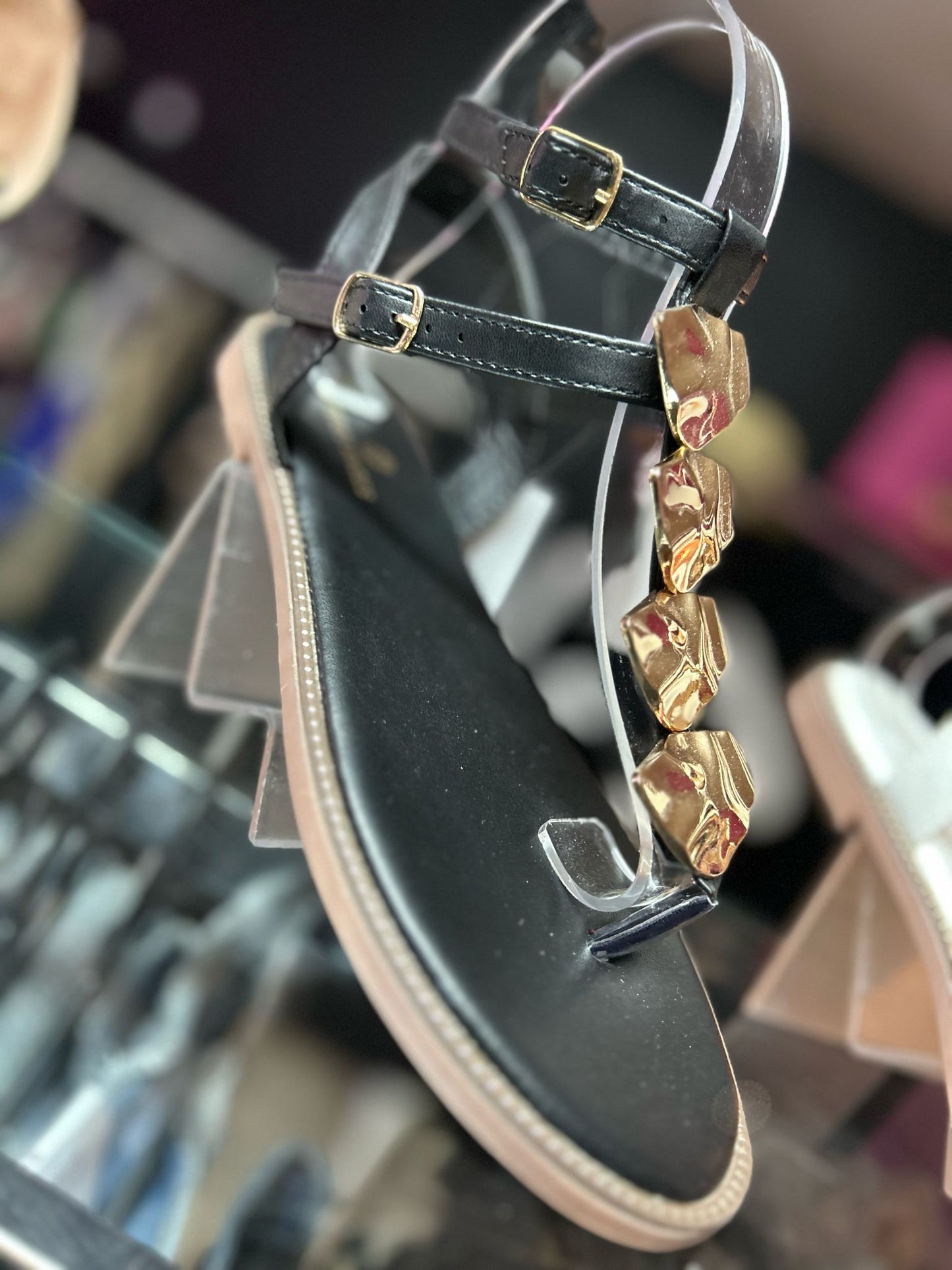 sandalias planas con detalle  de hoja metálica en dorado