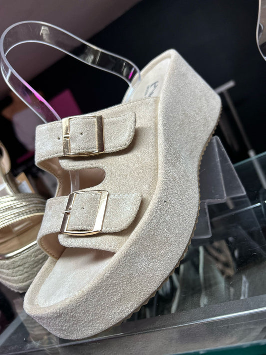 hermosa sandalia color nude en plataforma con detalles en dorado